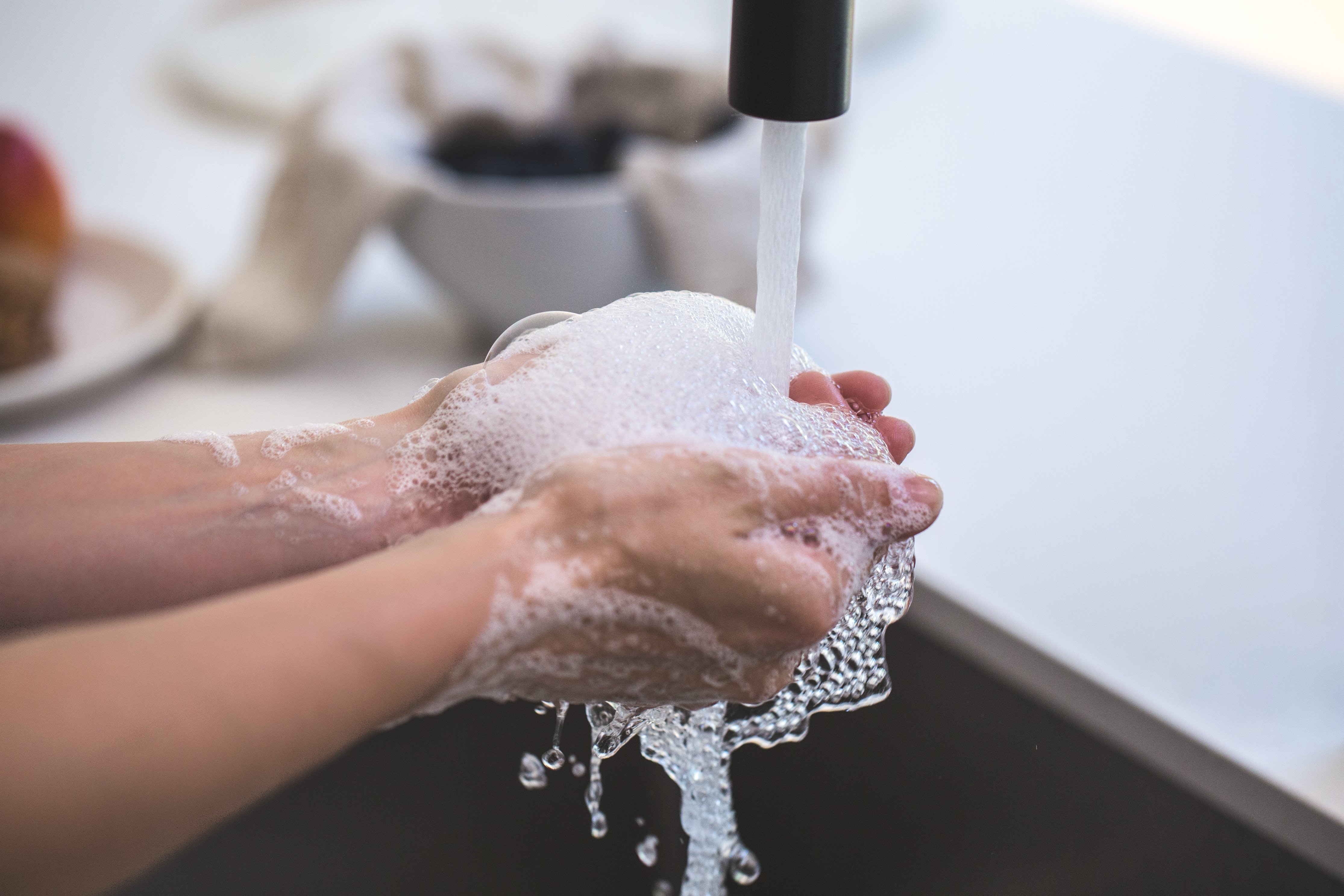 zena si umyva ruky mydlom