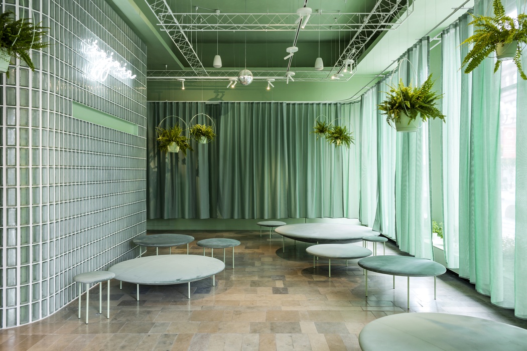 monochromaticky interier v zelenej farbe s produktami comforty