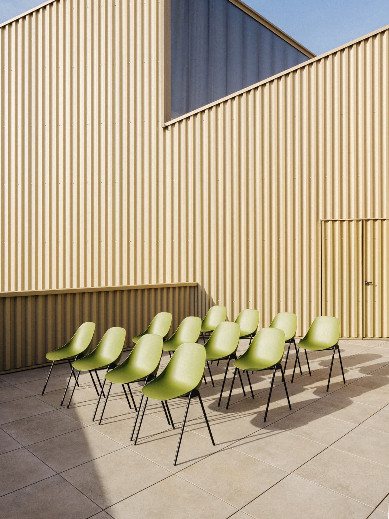 multifunkcne stolicky v zelenej farbe s ciernou podnozou od enea design